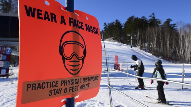 Un panneau indiquant les mesures sanitaires affiché en bas des pistes.