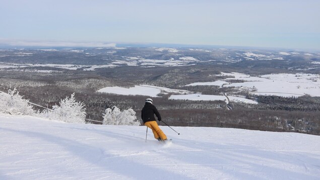À vos skis! La saison de glisse commence samedi au Mont-Comi
