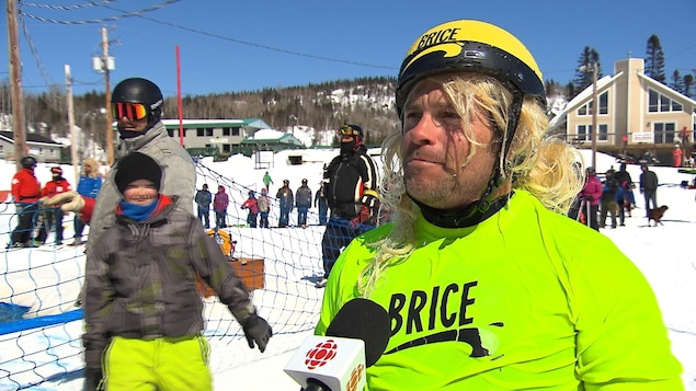 Un participant accorde une entrevue à Radio-Canada alors qu'il porte un costume inspiré du personnage de Brice de Nice. Un participant accorde une entrevue à Radio-Canada alors qu'il porte un costume inspiré du personnage de Brice de Nice.