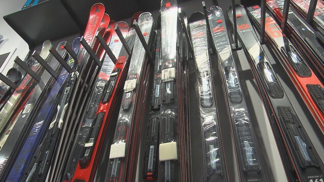 Des skis dans une étagère de magasin.