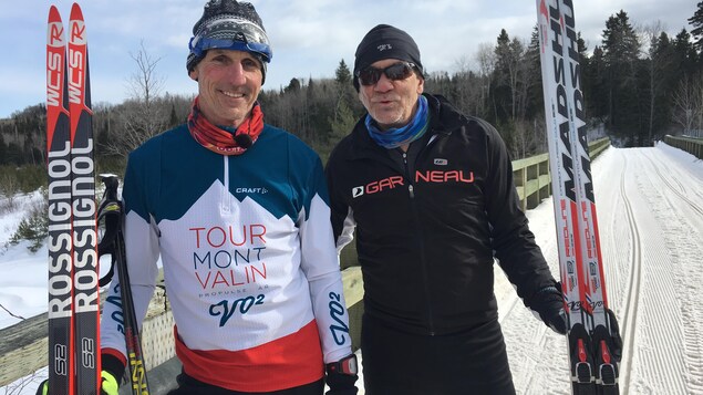Deux hommes avec leurs skis de fond Deux hommes avec leurs skis de fond