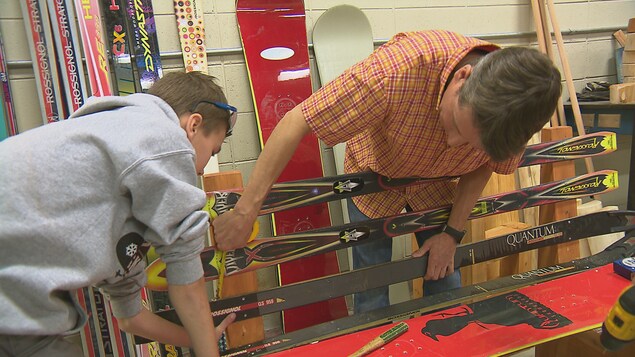 L'entreprise étudiante Ski’s’récup de l'école Chanoine-Beaudet à Saint-Pascal récupère les vieux skis et les vieilles planches à neige pour les transformer en meubles.