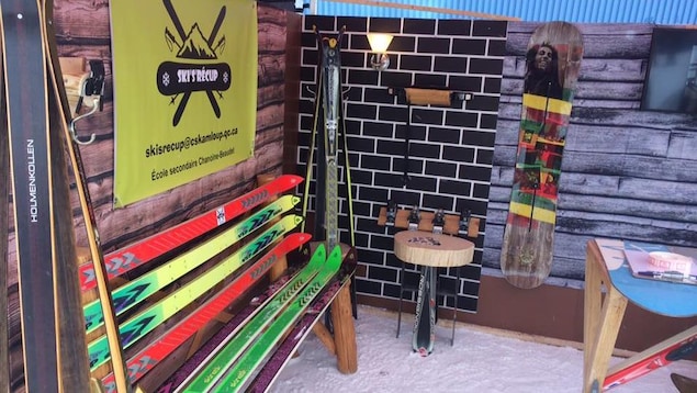 Un banc, une oeuvre d'art, une patère et une table faits à partir de skis et planches à neige recyclés