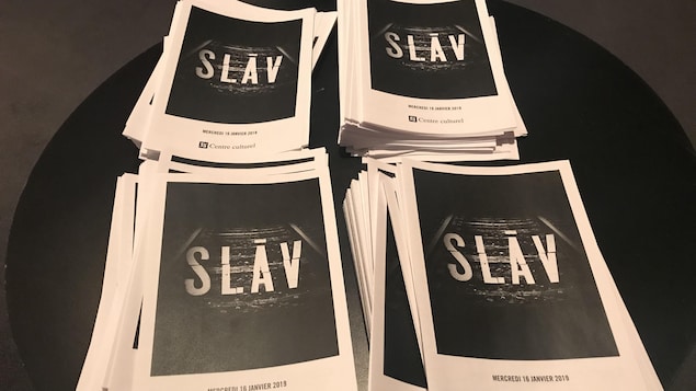 Quatre pile de feuillets en papier, avec la mention SLĀV.