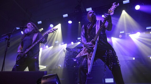 Tom Araya et Kerry King, du groupe métal Slayer, lors d'un concert à Baltimore, au Maryland, en juillet 2017. Tom Araya et Kerry King, du groupe métal Slayer, lors d'un concert à Baltimore, au Maryland, en juillet 2017.