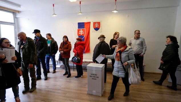 Des citoyens font la file pour aller voter.
