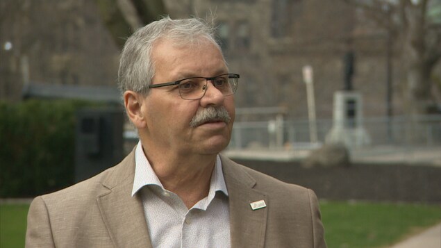 Le Syndicat des employés de la fonction publique poursuit trois anciens responsables