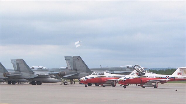 Des avions stationnés sur le tarmac.