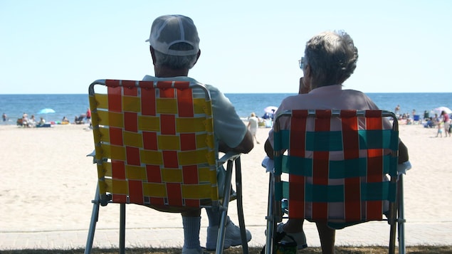 Un couple âgé à la plage.