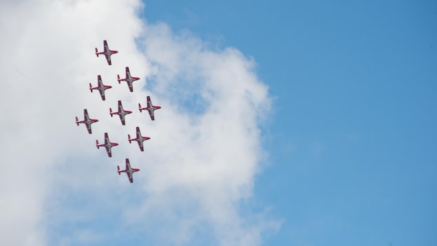 Neuf avion CT-114 Tutor traversent le ciel en formation.