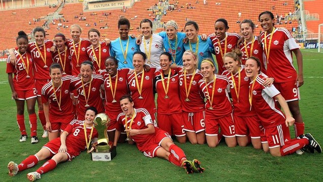 Les joueuses de l'équipe Canada sénior célébrent leur victoire au tournoi de Sao Paulo au Brésil Les joueuses de l'équipe Canada sénior célébrent leur victoire au tournoi de Sao Paulo au Brésil