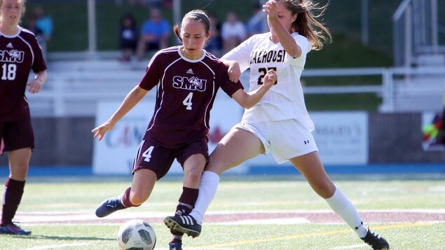 Des joueuses de soccer en action.