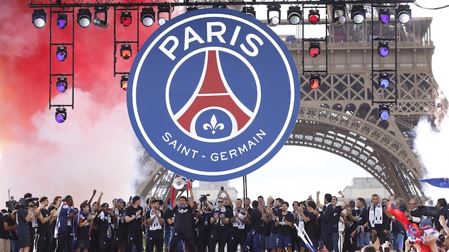 Soccer : les joueurs du PSG paradent devant leurs supporters au Champ-de-Mars