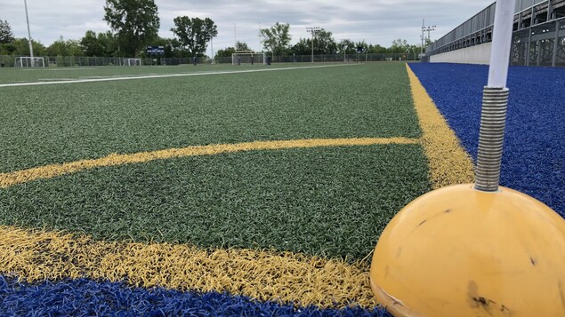 Un terrain de soccer synthétique