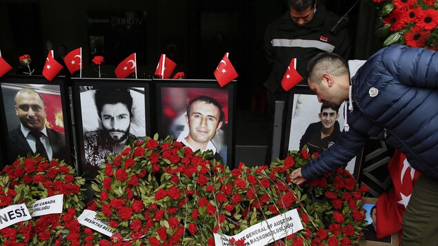 Un homme dépose une rose en mémoire des victimes de l'attaque contre la discothèque Reina, à Istanbul, en 2016. Un homme dépose une rose en mémoire des victimes de l'attaque contre la discothèque Reina, à Istanbul, en 2016.