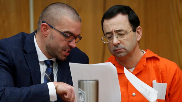 Larry Nassar, ancien médecin sportif, lors de son nouveau procès tenu en Caroline du Nord. Larry Nassar, ancien médecin sportif, lors de son nouveau procès tenu en Caroline du Nord.