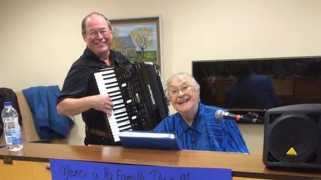 Soeur Edna lors de l'un de ses concerts de piano offert au pavillon Argyll. Elle est accompagné d'un joueur d'accordéon. Soeur Edna lors de l'un de ses concerts de piano offert au pavillon Argyll. Elle est accompagné d'un joueur d'accordéon.