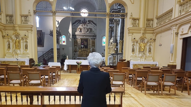 Soeur Pauline Duchesne, au beau milieu de la chapelle des Ursulines de Québec