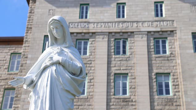Une statue de Marie devant un couvent.