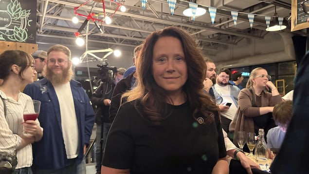 Elle est dans un rassemblement militant.