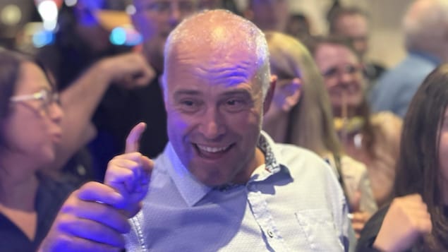 Il est tout souriant.