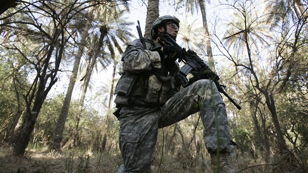 Soldat américain tenant une arme.