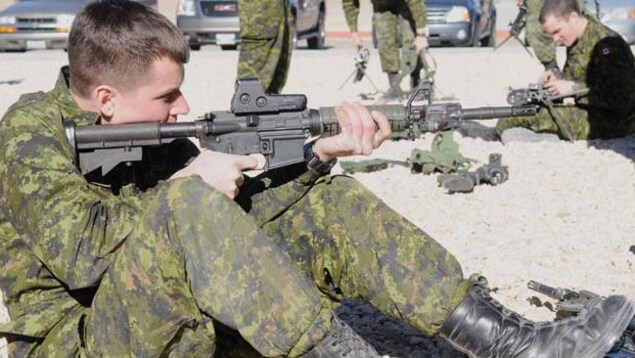 Un fusil d'assaut C8 de l'armée canadienne. Ce sont ces modèles en surplus que la Sûreté du Québec a reçu en don des Forces armées. Un fusil d'assaut C8 de l'armée canadienne. Ce sont ces modèles en surplus que la Sûreté du Québec a reçu en don des Forces armées.
