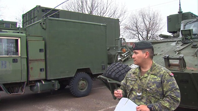 Un soldat des Forces armées canadiennes appelées à la rescousse en prévision des inondations.
