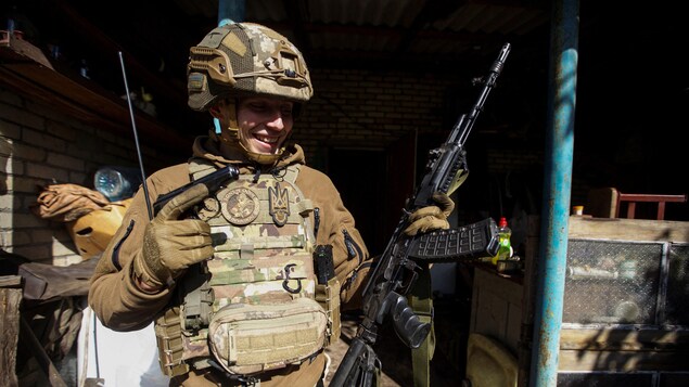 Un soldat ukrainien tient des armes russes saisies près de la ville de Bakhmout, dans la région du Donetsk.