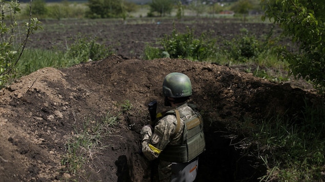 Un soldat ukrainien dans un trou