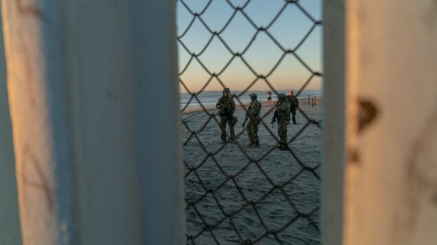Des soldats américains surveillent la plage à la frontière entre les États-Unis et le Mexique. Des soldats américains surveillent la plage à la frontière entre les États-Unis et le Mexique.