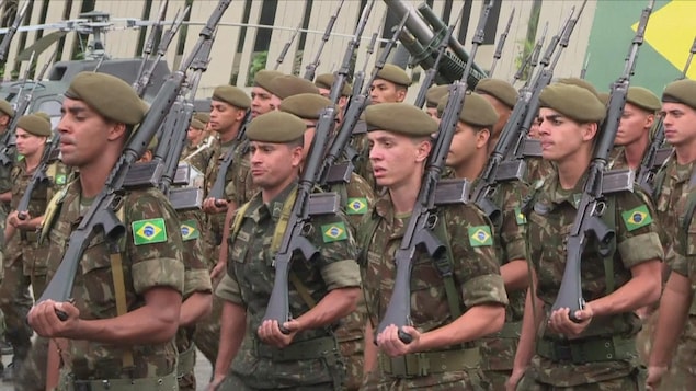 Des soldats de l'armée brésilienne, en rang.