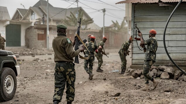 Des soldats congolais tentent de contrôler une foule de manifestants lors d'une manifestation contre la mission de maintien de la paix de l'ONU, la MONUSCO.