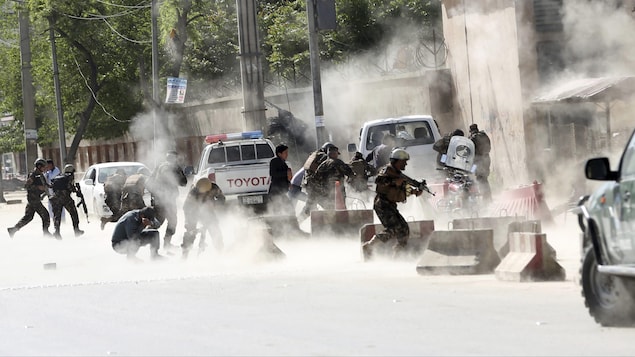 Les forces de sécurité afghanes interviennent à la suite d'un attentat-suicide qui a été commis à Kaboul, le 30 avril 2018.