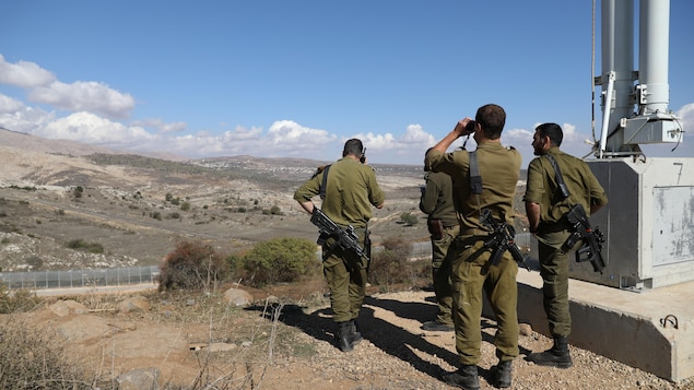 Quatre soldats israéliens regardent l'horizon depuis le plateau du Golan, qui surplombe le reste du territoire syrien. Quatre soldats israéliens regardent l'horizon depuis le plateau du Golan, qui surplombe le reste du territoire syrien.