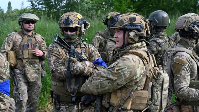 Quelques soldats russes lourdement armés.
