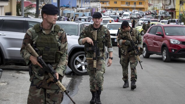 Des soldats patrouillent les rues de la partie néerlandaise de l'île de Saint-Martin. Des soldats patrouillent les rues de la partie néerlandaise de l'île de Saint-Martin.