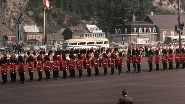 Les soldats sont déployés en grand nombre pour accueillir le général de Gaulle.