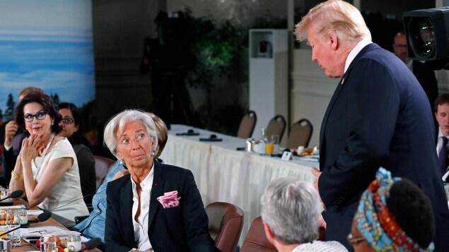 Donald Trump provoque un certain malaise en arrivant avec quelques minutes de retard à une rencontre sur l'égalité des sexes. Il s'assoit sous le regard étonné de Christine Lagarde, directrice générale du Fonds monétaire international. Donald Trump provoque un certain malaise en arrivant avec quelques minutes de retard à une rencontre sur l'égalité des sexes. Il s'assoit sous le regard étonné de Christine Lagarde, directrice générale du Fonds monétaire international.
