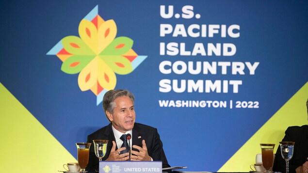 Le secrétaire d'État Antony Blinken s'adresse aux participants du sommet entre les États-Unis et les nations insulaires du Pacifique.