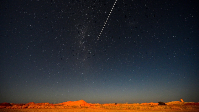 La sonde, dans un ciel étoilé, avant de toucher terre.