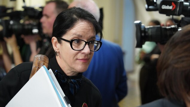 Sonia LeBel dans les couloirs de l'Assemblée nationale.