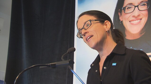 Sonia LeBel au micro.