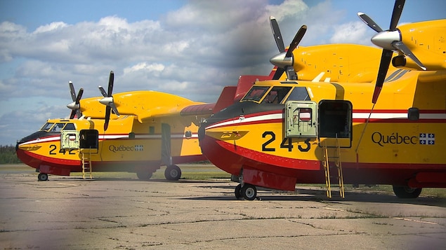 Deux avions à deux hélices.