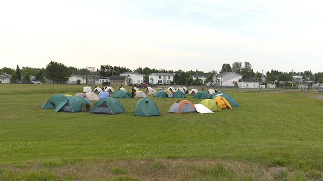 Le campement érigé pour les pompiers de la SOPFEU à Lebel-sur-Quévillon Le campement érigé pour les pompiers de la SOPFEU à Lebel-sur-Quévillon