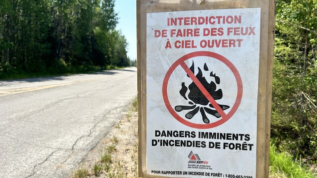 Une pancarte affichant une interdiction de feu à ciel ouvert.