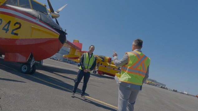 L'animateur Bruno Savard a rencontré le pilote d'avion-citerne de la SOPFEU, Jean-Michel Dubé, pour voir comment on combat des incendies par les airs.
