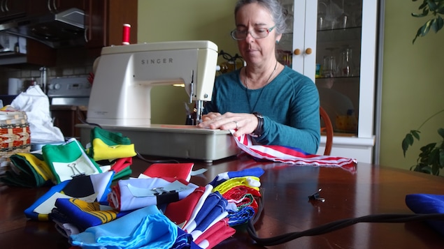 Sophie Arsenault coud et prépare les 60 drapeaux des pays qu'elle compte visiter. Sophie Arsenault coud et prépare les 60 drapeaux des pays qu'elle compte visiter.