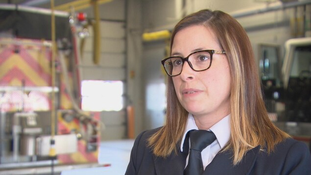 Sophie Bourgeois en entrevue dans une caserne de pompiers Sophie Bourgeois en entrevue dans une caserne de pompiers