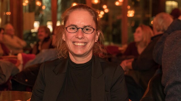 On voit Sophie Breton de face, assise au bar L'Barouf On voit Sophie Breton de face, assise au bar L'Barouf